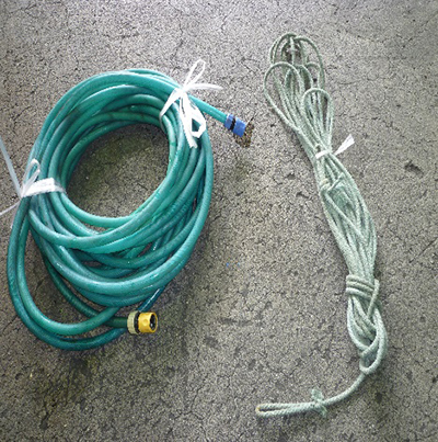 ホース・ロープなど長いものは、紐で縛って持ち込んでください。